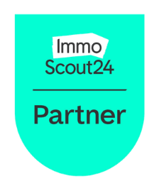 Ein türkisfarbenes Abzeichen mit der Aufschrift Immo Scout24 Partner in Schwarz und Weiß, das den Partnerstatus zeigt