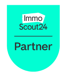 Das ImmoScout24 Partner-Abzeichen zeigt schwarze Schrift auf einem helltürkisen, schildförmigen Hintergrund